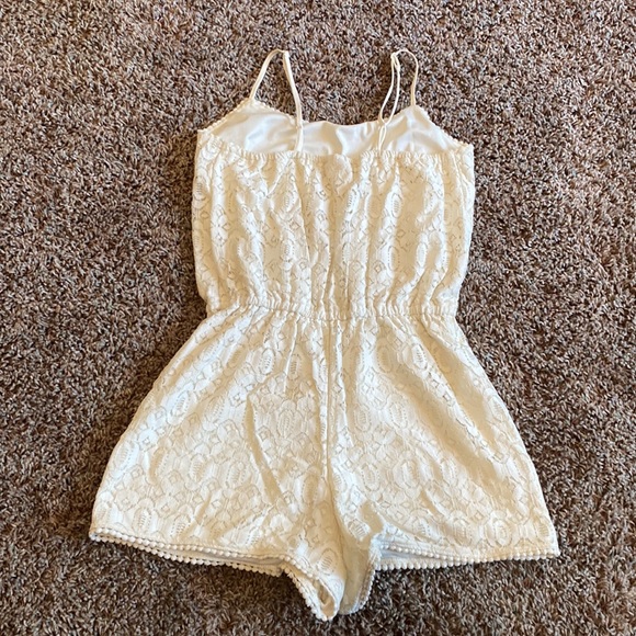 Small lace spaghetti strap romper - Picture 2 of 3